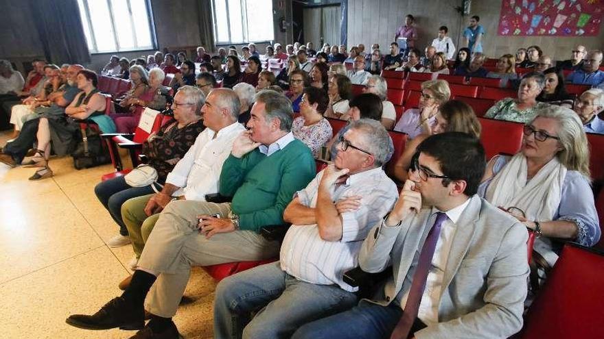 Asistentes a la gala del Club Popular de Cultura, con Rubén Domínguez y Juanjo de la Roz, presidente y vicepresidente, respectivamente, en primer término, ayer en el colegio de Llaranes.