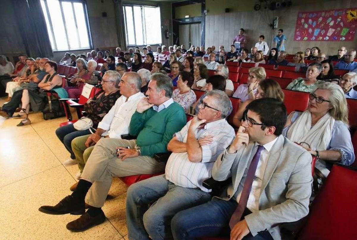 Asistentes a la gala del Club Popular de Cultura, con Rubén Domínguez y Juanjo de la Roz, presidente y vicepresidente, respectivamente, en primer término, ayer en el colegio de Llaranes.