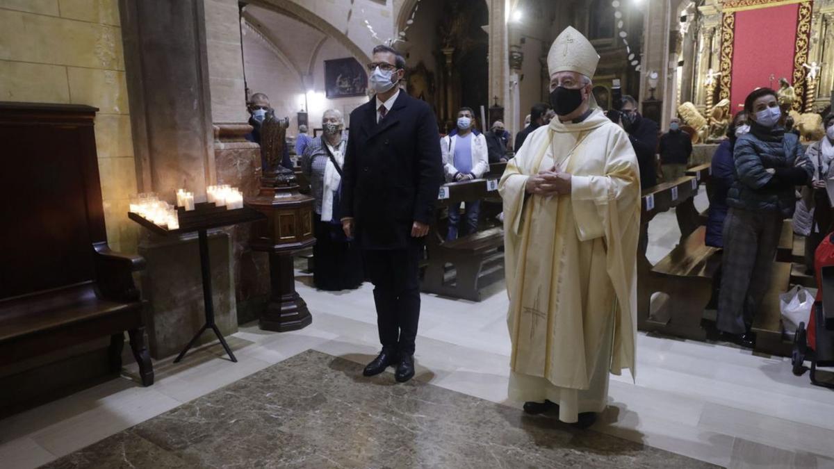 En la iglesia de Sant Miquel el obispo presidió un oficio religioso. | GUILLEM BOSCH