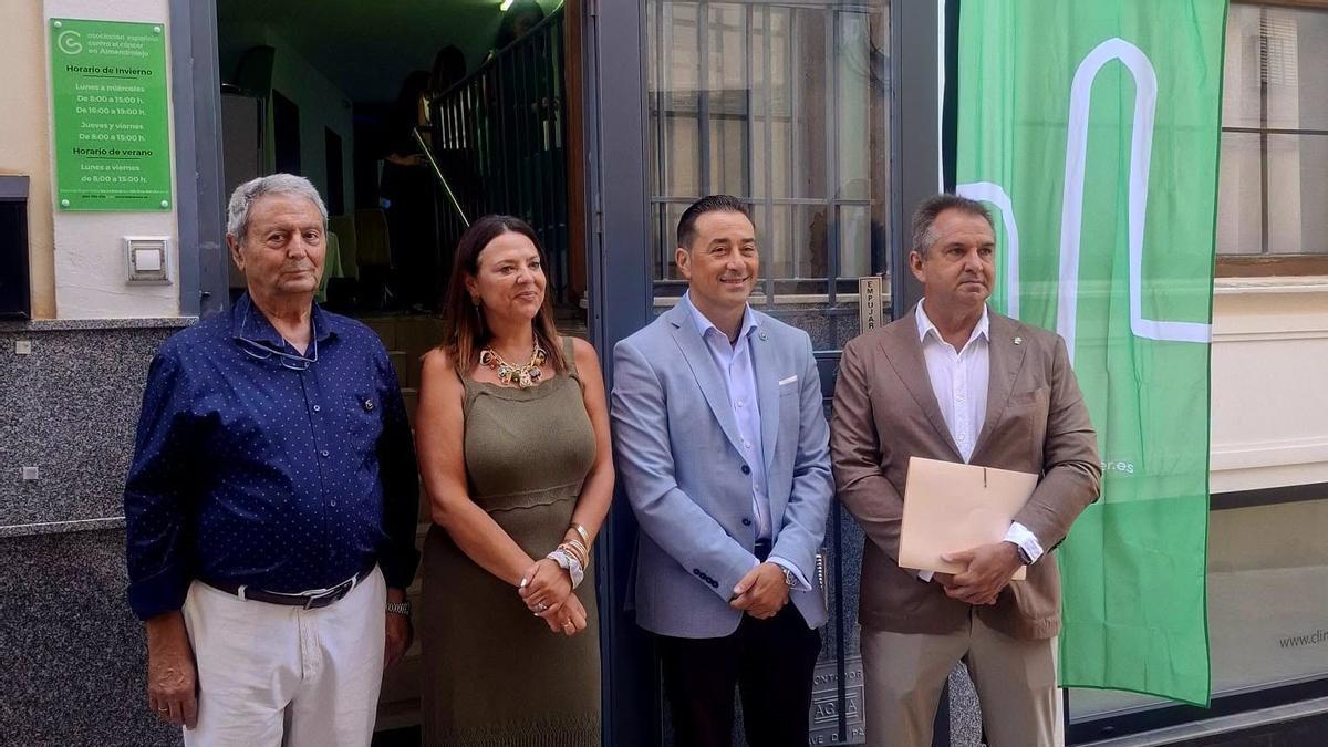 Presentación de la nueva imagen en la fachada de la sede situada en la calle Montero de Espinosa.