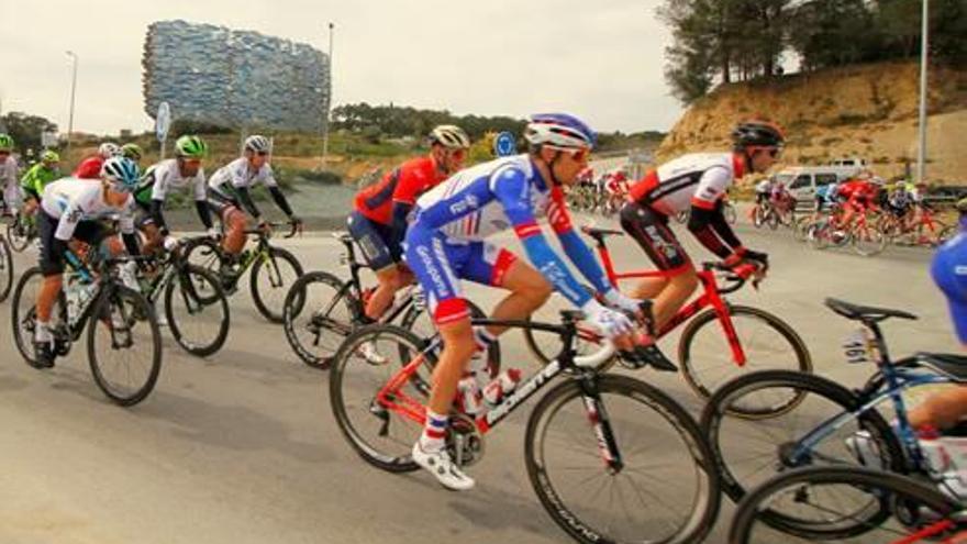 Els ciclistes de la Volta a Catalunya passant ahir per Blanes.