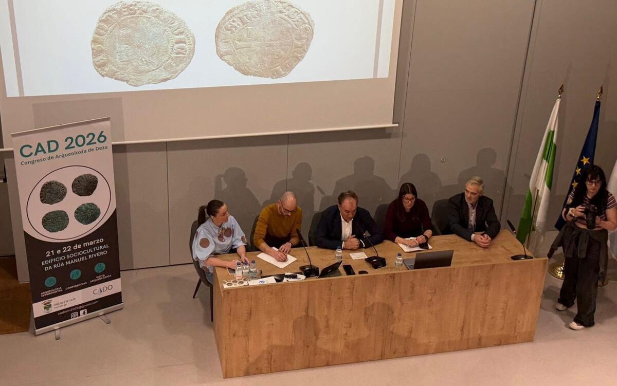 El alcalde de Lalín, centro, en la inauguración del congreso de arqueología