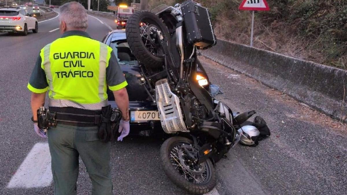 La moto quedó empotrada sobre el turismo.