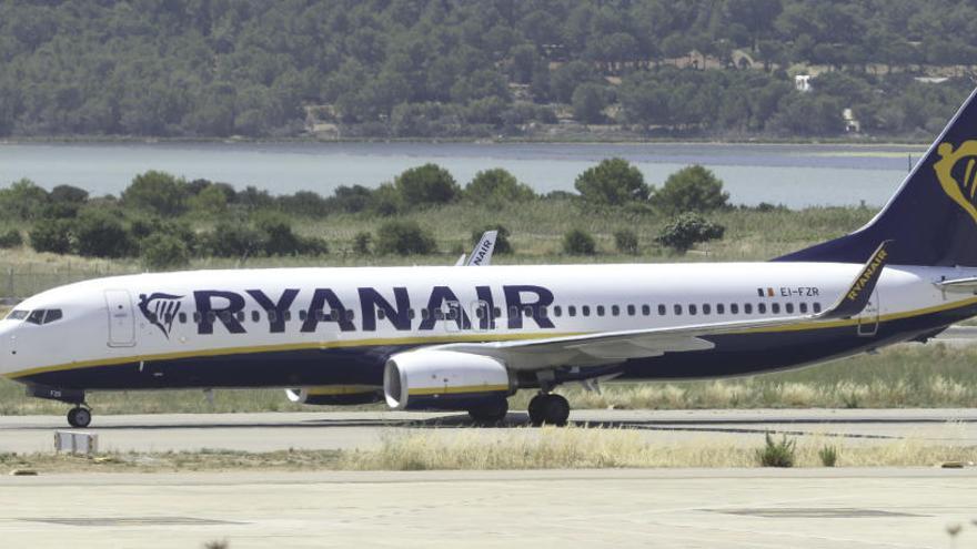 Un avión de Ryanair en el aeropuerto de Ibiza.