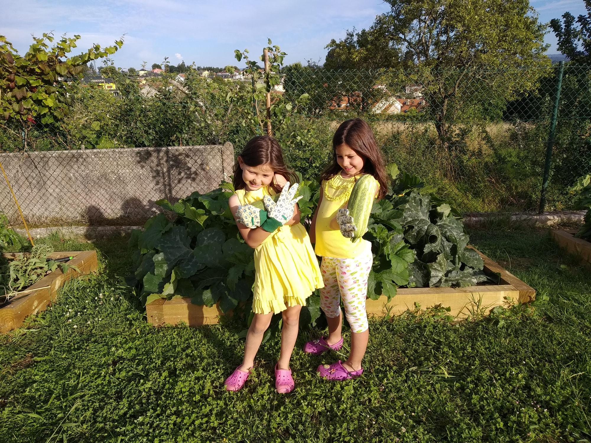 Las niñas, con productos de la cosecha del año pasado.