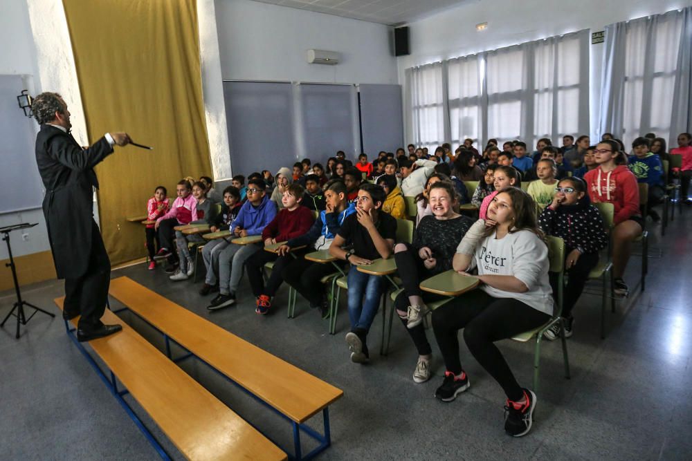 Los estudiantes del Colegio Nuestra Señora del Rosario de Torrevieja conocen la lírica de la mano de Pablo López en un programa que recorre todos los colegios públicos de la ciudad de la mano del Patr