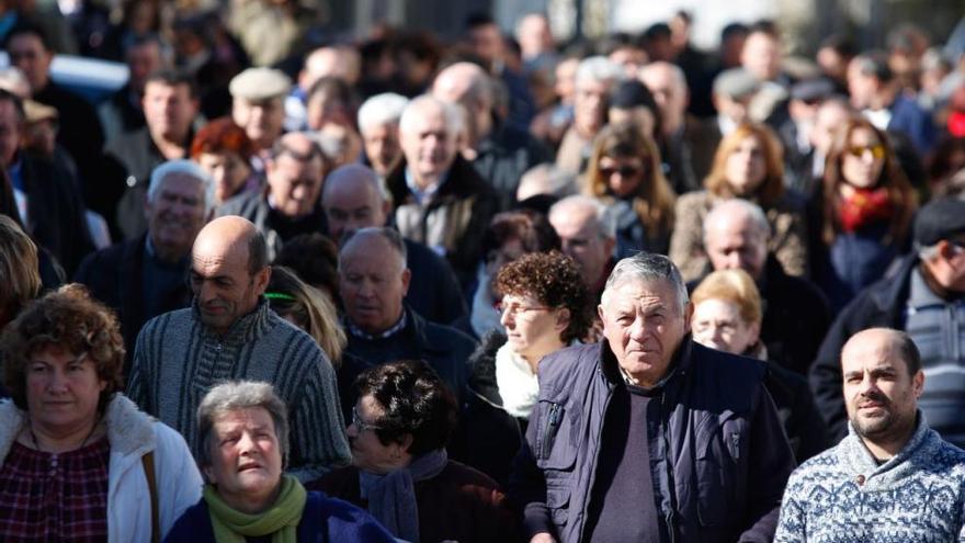 Manifestación por la sanidad pública en Bermillo, convocada por la asociación que preside Prudencia Garrote.