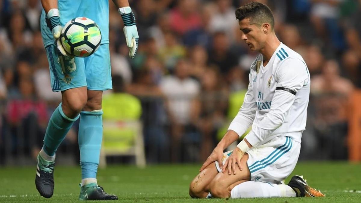 Cristiano Ronaldo, impotente a los pies de Adán, en el partido del miércoles en el Bernabéu.