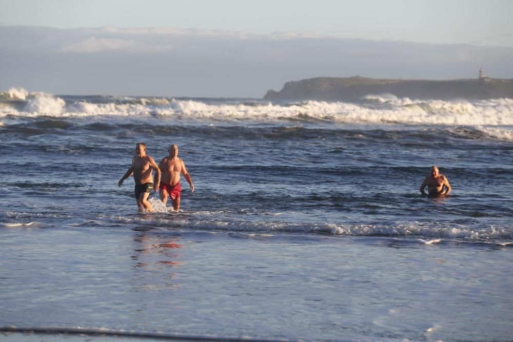 Bañistas en la playa de Salinas