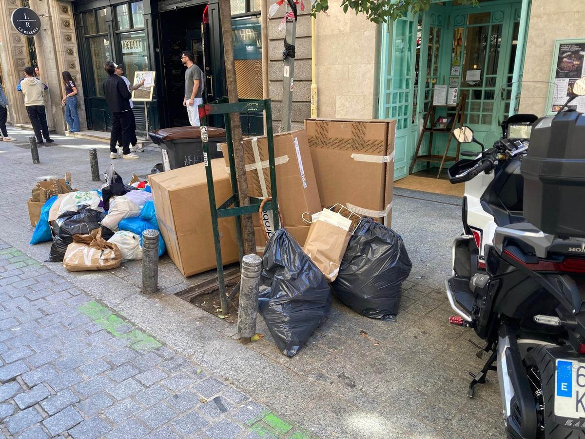 Imágenes de residuos de basura en las calles del centro de Madrid.