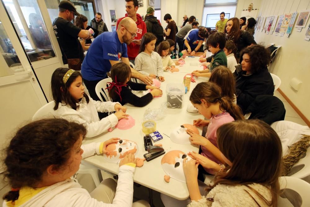 Cerca de 50 niños recorrieron las calles del centro de la ciudad con máscaras artesanales