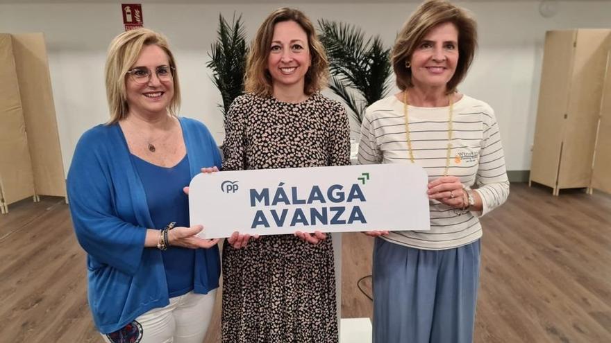 Patricia Navarro, candidata del PP de Málaga al Parlamento andaluz, junto a la alcaldesa de Fuengirola, Ana Mula, y la candidata 'popular' Esperanza Oña