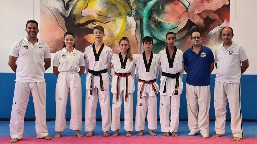 Los taekwondistas del Programa de Seguimiento posan con los técnicos de la Federación Balear