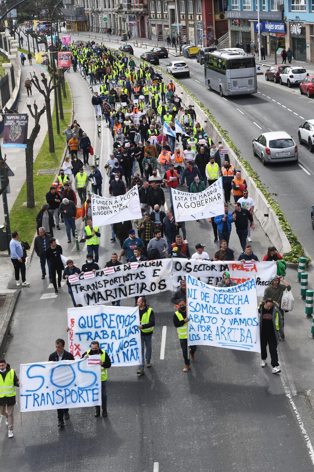 Más de 200 transportistas salen a la calle en A Coruña para exigir soluciones a la subida de los combustibles