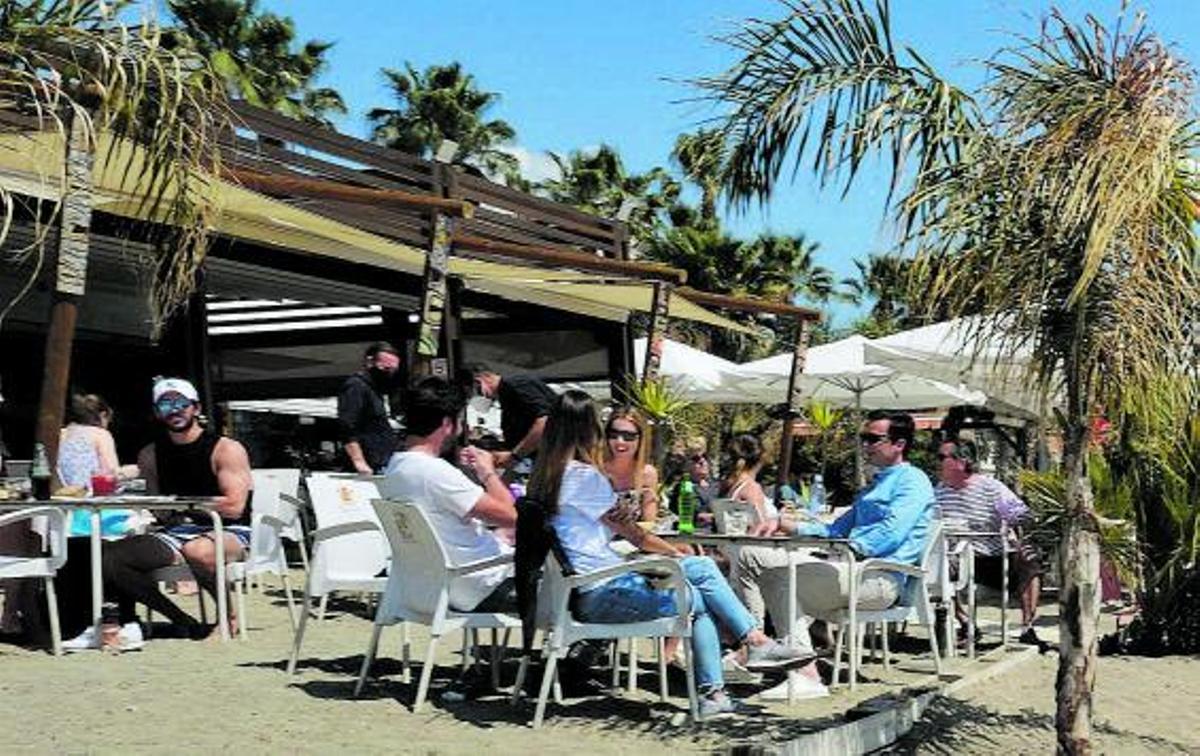 Chiringuito a rebosar en un día de sol en La Malagueta. | GREGORIO MARRERO