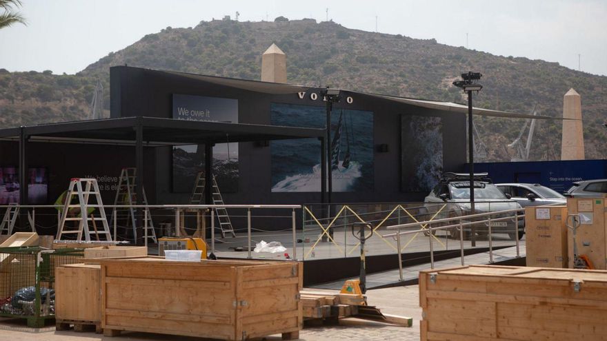 Montaje del escenario donde se desarrollarán la mayoría de actividades. | LOYOLA PÉREZ DE VILLEGAS