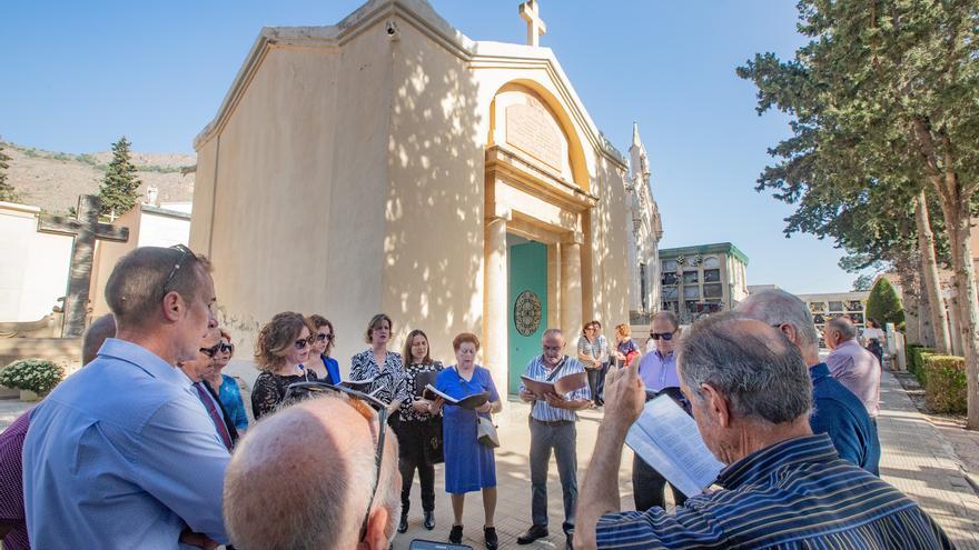 La tradición secular de los auroros vuelve a los cementerios de la Vega Baja