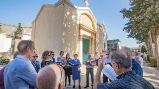 Los auroros honran a los difuntos con su canto ancestral en los cementerios de la Vega Baja