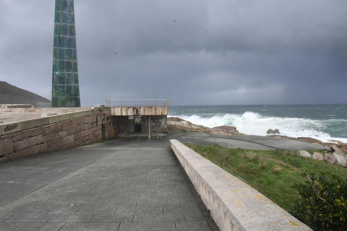 Alerta roja en el litoral coruñés por olas de hasta nueve metros
