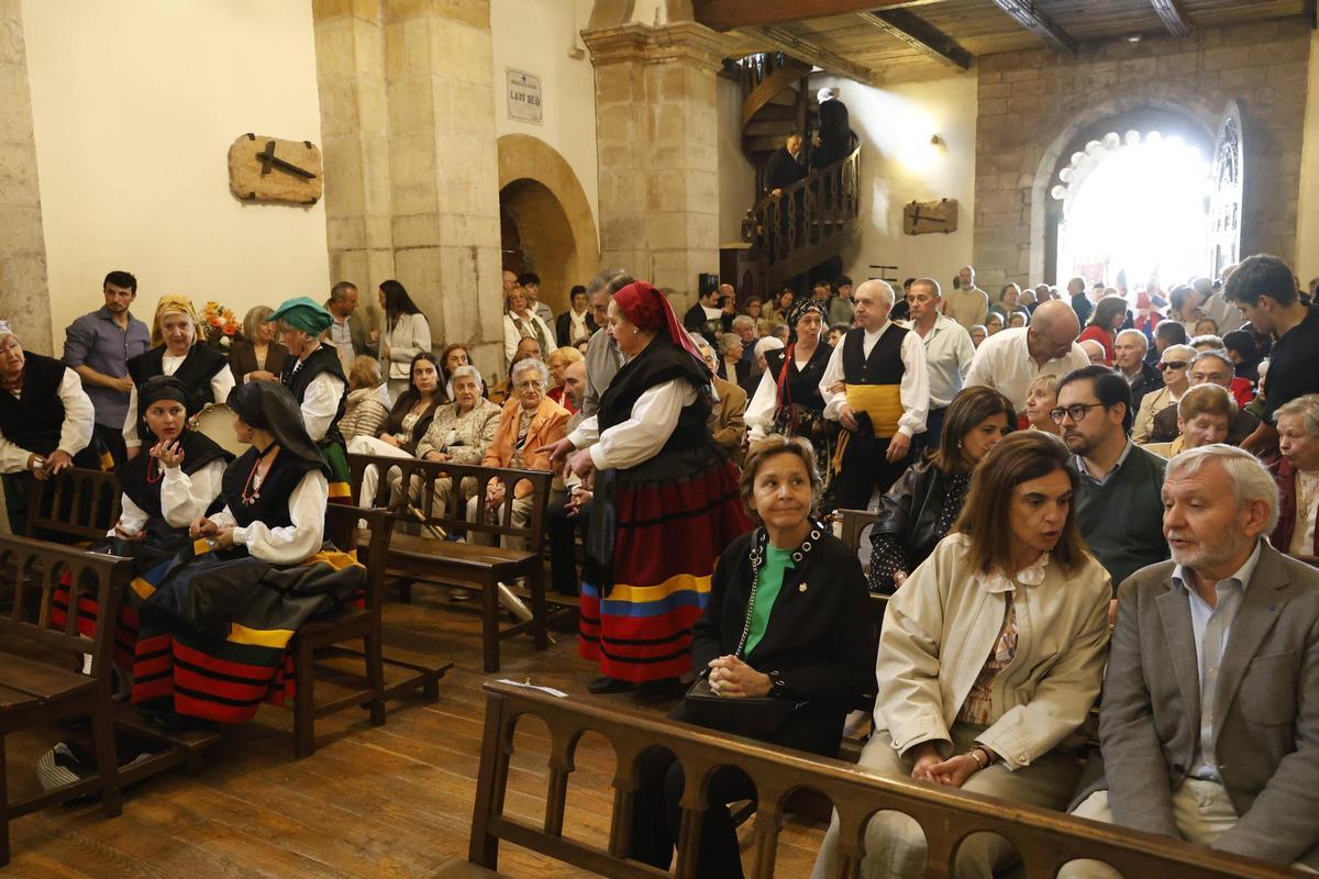 La procesión del Cristo de la Abadía de Cenero, en imágenes