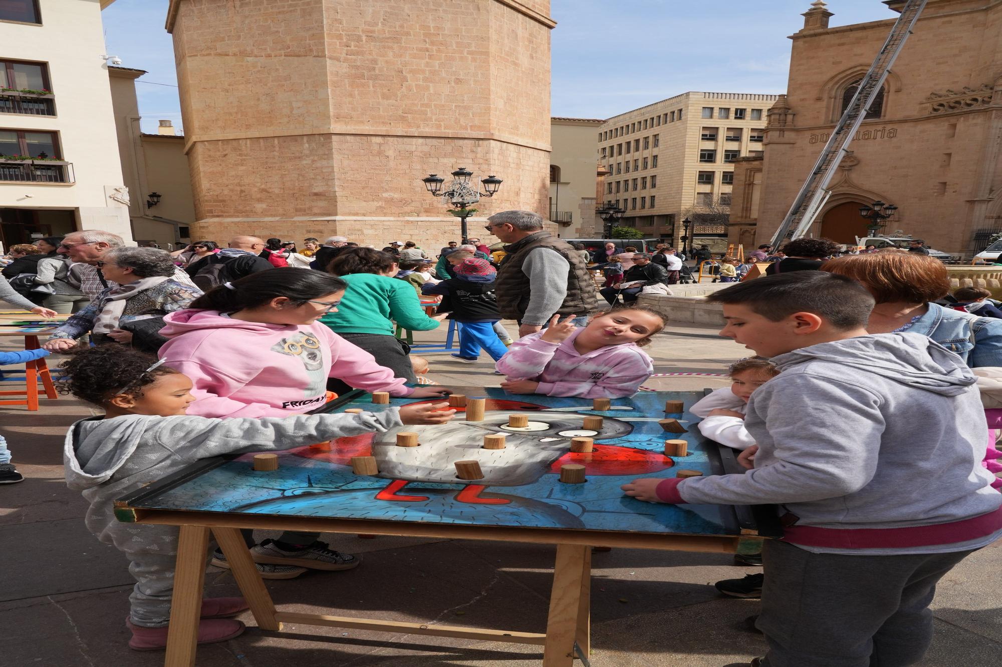 Galería de fotos: Los más pequeños se divierten jugando en la Plaza Mayor de Castelló