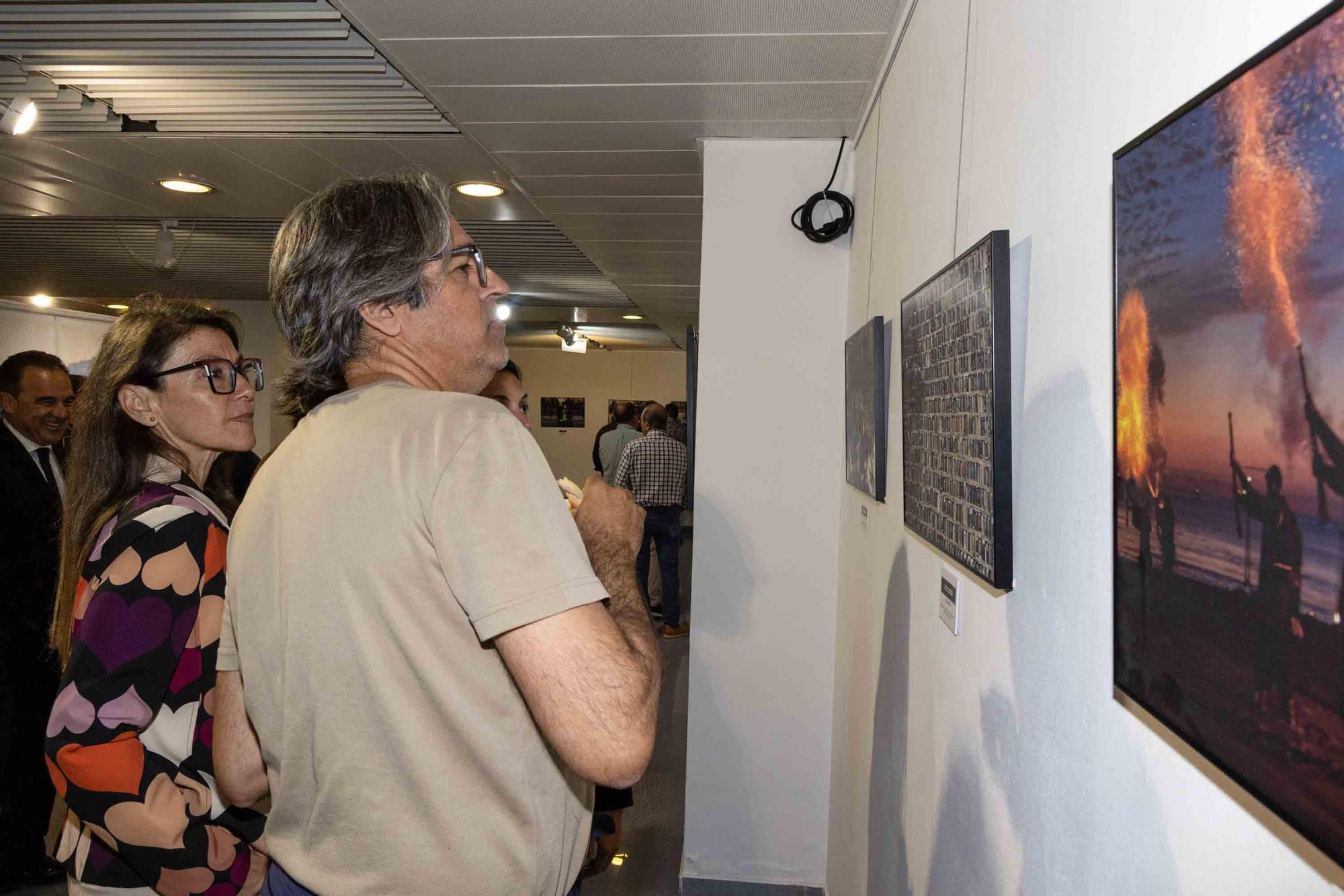 lleno total en la inauguración de INFotoperiodistas 2024,. un año de fotografía de prensa en Alicante