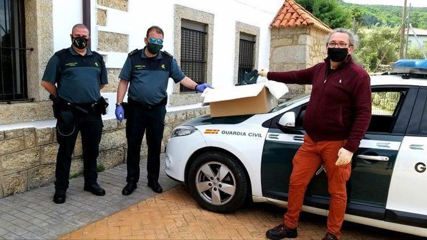 El grupo Ayuda Sierra de Gata entrega 150 mascarillas a la Guardia Civil de Coria