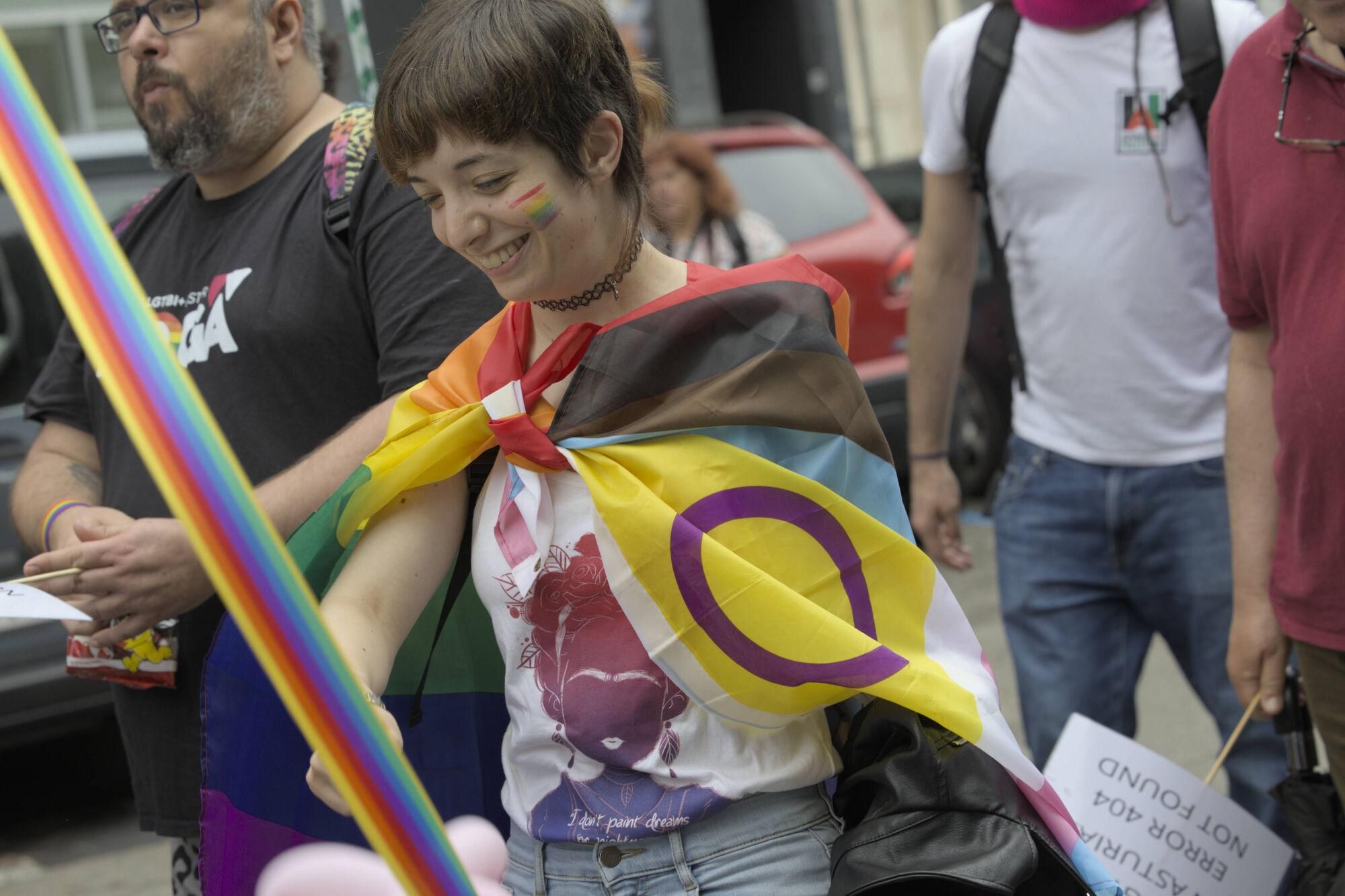 En imágenes: Así fue la manifestación LGTBI de Avilés, con "Santina de Queervadona" incluida