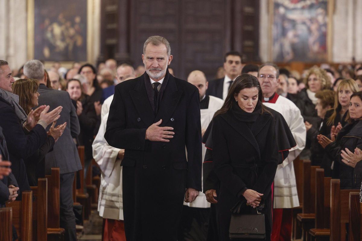 Los reyes arropan a familiares de las víctimas de la dana en la misa funeral de València