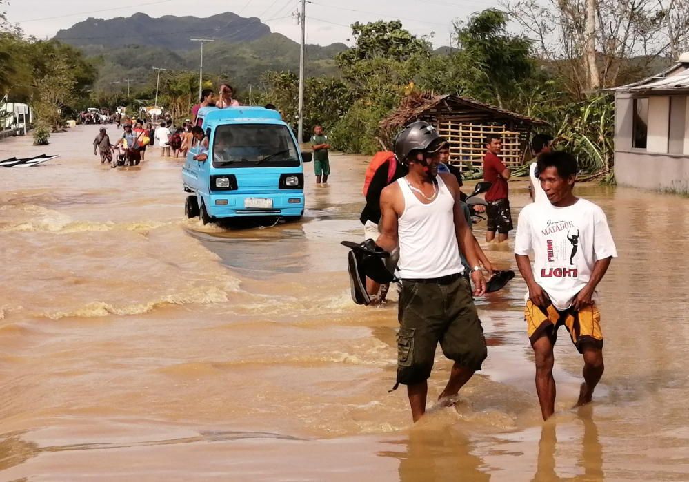 Al menos 16 muertos por el paso de un tifón en Filipinas