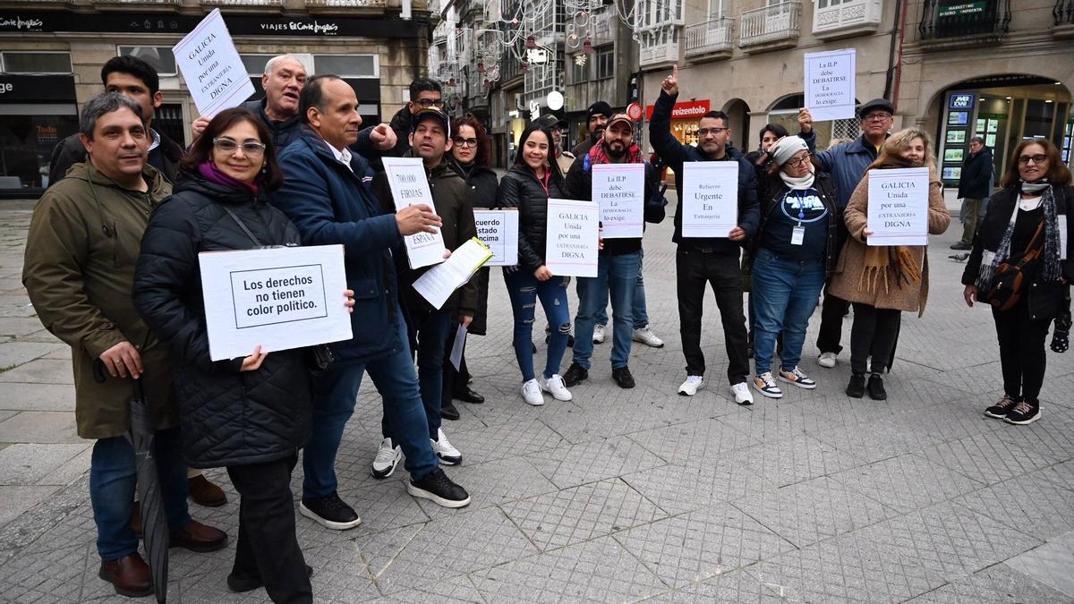 Participantes en la concentración celebrada ayer en A Peregrina.