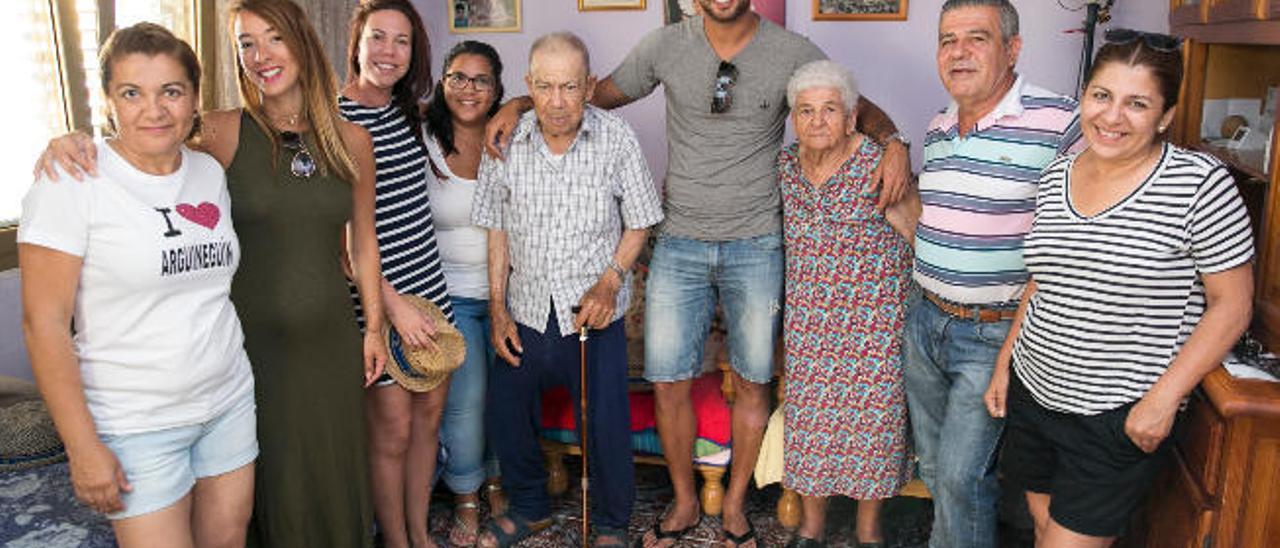 Isabel, Guacimara -mujer del jugador; Grimanesa -hermana del defensa-; Silvia, Alejandro y María, los abuelos; su tío Juan Antonio; y su madre, Cita, en la casa de Las Marañuelas, en Arguineguín.