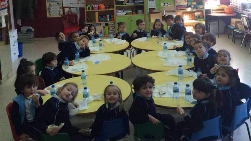 Alumnos de las Dominicas en el &quot;día del bocata&quot;.