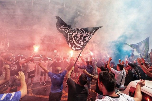 Aliento de la afición a la plantilla del CD Tenerife en el Heliodoro antes del partido ante el Girona