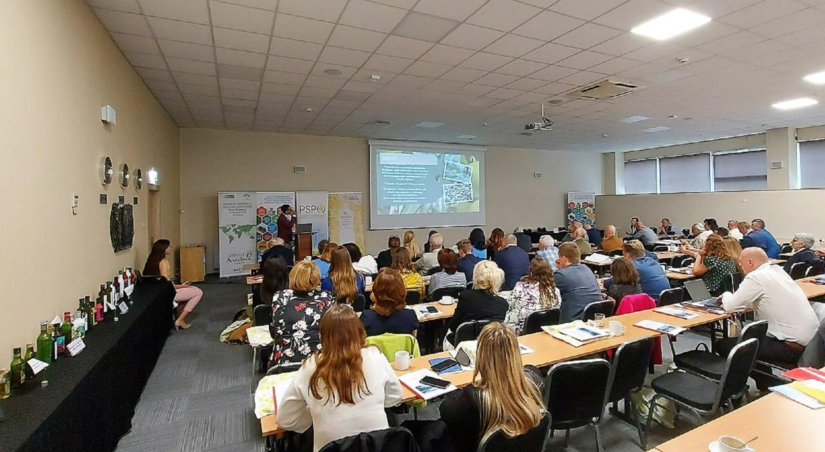 Andalucía Trade ha organizado la presencia de 23 empresas de Córdoba, Jaén, Granada, Málaga y Sevilla en la Conferencia Internacional de Expertos Oleícolas celebrada en Falenty.