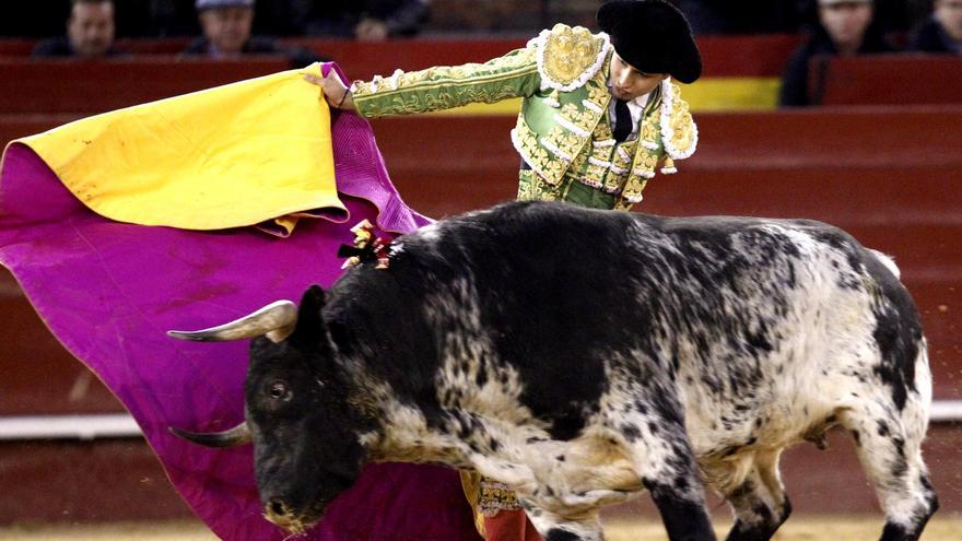 Roca Rey durante un quite por gaoneras la tarde de 2016.