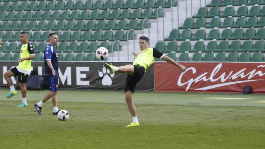 Edu Albacar y Nino, en el entrenamiento de esta mañana realizado en el Martínez Valero a puerta cerrada