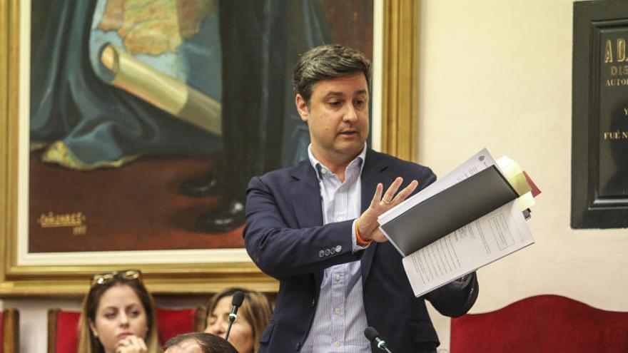 Eduardo García-Ontiveros en el pleno de Elche