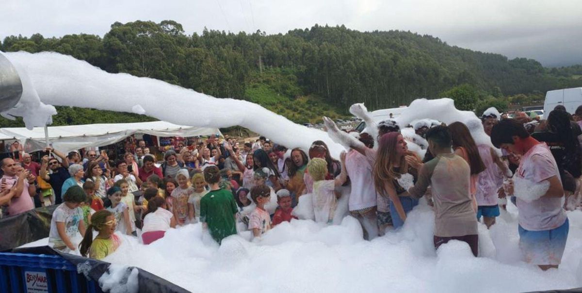 A la izquierda y a la derecha, dos momentos de una edición anterior de las fiestas de Loreto en Colunga. | | C. M/ JUAN PLAZA