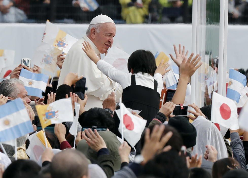 El papa celebró hoy una misa para la pequeña comunidad católica japonesa en la ciudad de Nagasaki, símbolo tanto del martirio de los cristianos en el pasado como de la bomba atómica.