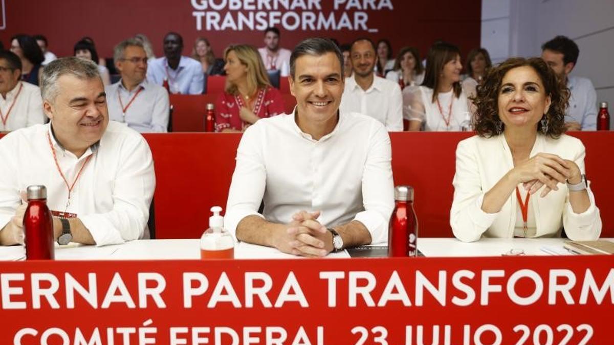 El secretario general del PSOE y presidente del Gobierno, Pedro Sánchez (c), junto a la nueva vicesecretaria general del partido, María Jesús Montero (d), y el secretario de Organización, Santos Cerdán (i), al inicio del comité federal extraordinario de este 23 de julio de 2022 en Ferraz.