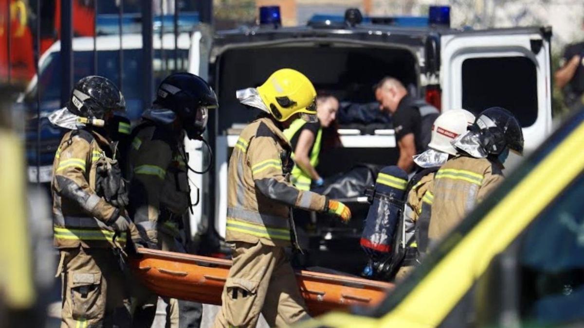 Bomberos durante los trabajos realizados este domingo.