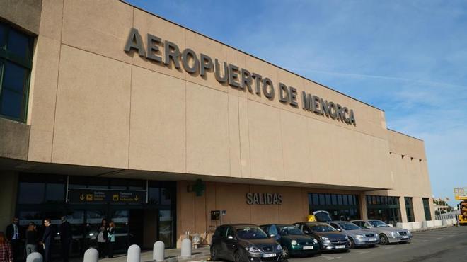 Un joven de Barcelona fallece al ser arrollado por un taxi mientras estaba tumbado en la calzada en Menorca