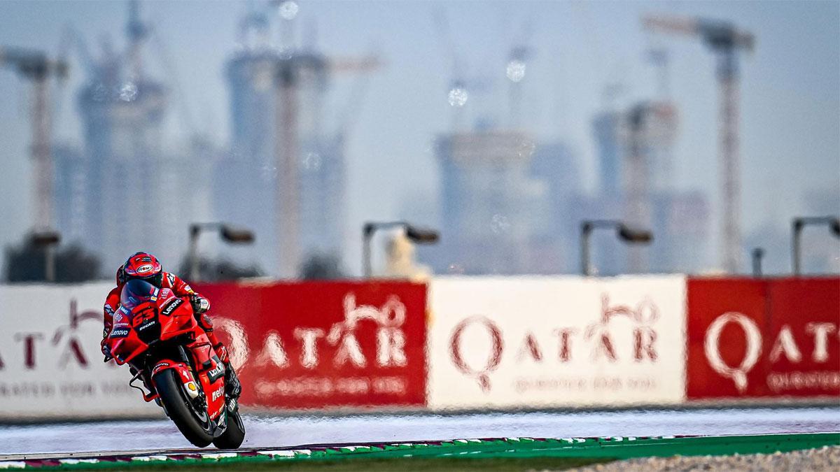 Bagnaia, en acción en el circuito de Losail, donde arranca el Mundial de MotoGP 2021