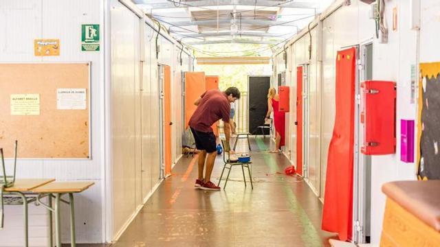 Docentes del colegio Doctor Álvaro Esquerdo, en La Vila Joiosa, preparan el inicio de curso con aulas prefabricadas. | DAVID REVENGA