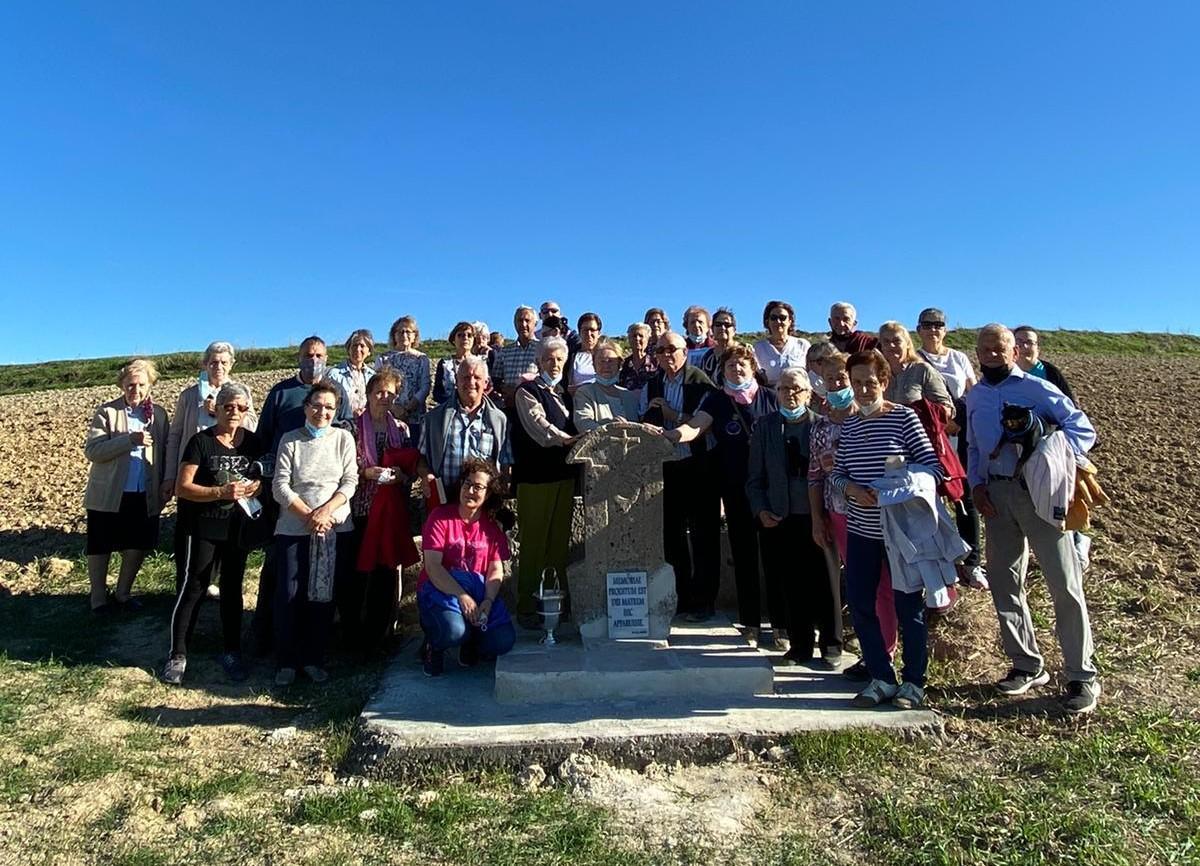 Vecinos de Vezdemarbán posan junto al monolito y la placa