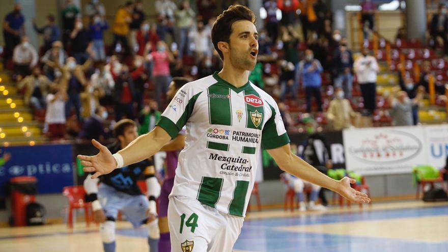 Pablo del Moral festeja un gol con el Córdoba Futsal en el Palacio de Deportes Vista Alegre.