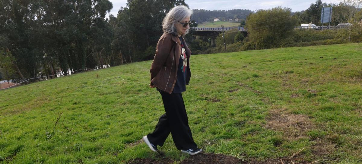 Georgina González, ayer, en la zona próxima la fosa de La Lloba.