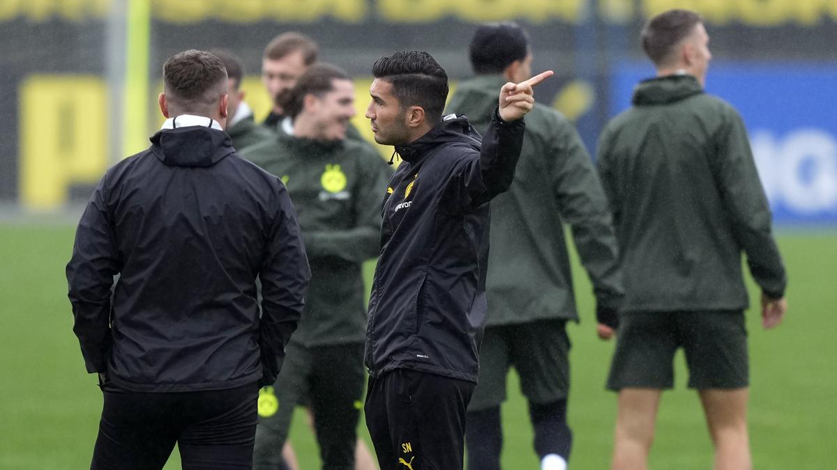 Nuri Sahin habla con sus jugadores, del Borussia Dortmund, en el último entrenamiento previo a viajar a Madrid.