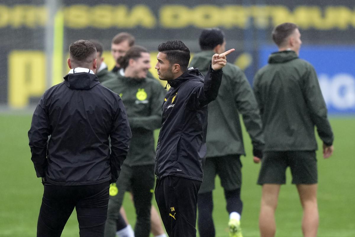 Nuri Sahin habla con sus jugadores, del Borussia Dortmund, en el último entrenamiento previo a viajar a Madrid.